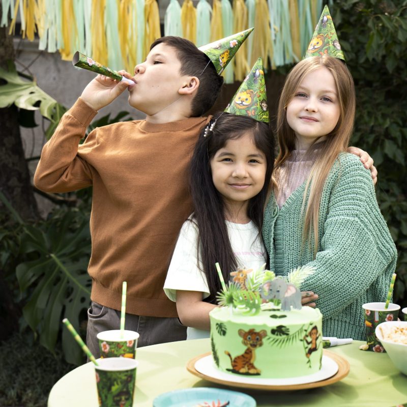 kids-having-fun-jungle-themed-party kids-having-fun-jungle-themed-party